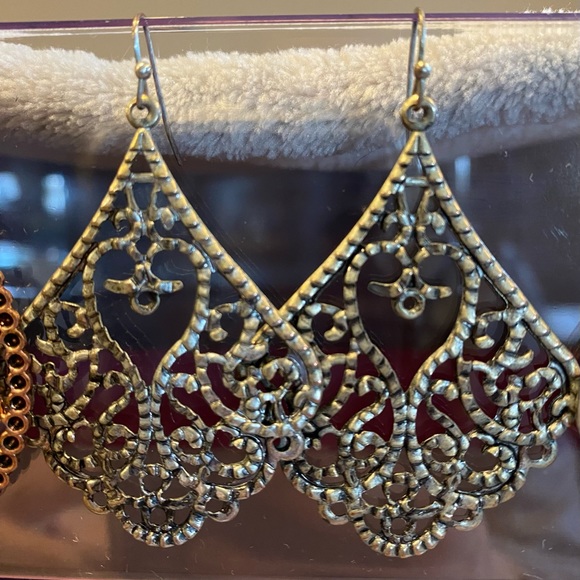 10 pair of lightweight dangle earrings. - Picture 3 of 11